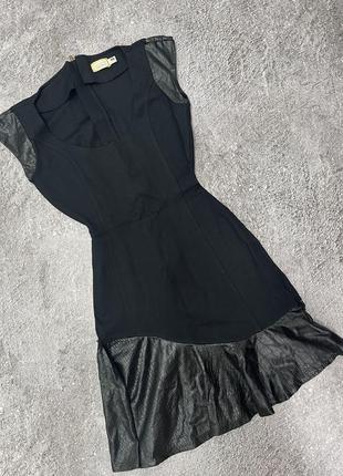 Черное мини платье с кожаными вставками