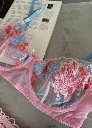 Изящный комплект белья