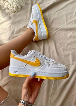 Женские кожаные кроссовки nike air force 1 low white «yellow logo’