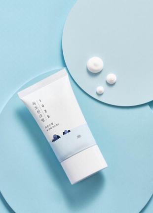 Сонцезахисний крем з морською водою round lab 1025 dokdo sunscreen 50 ml