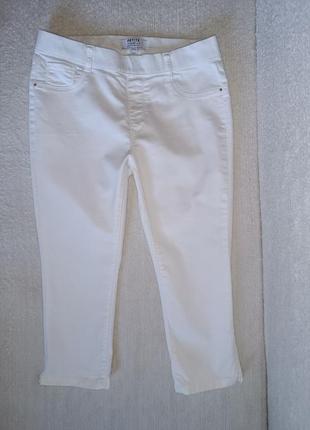 В идеале, стрейчевые белоснежные джинсовые бриджи р. 12