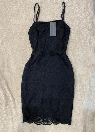 Черное кружевное мини платье по фигуре