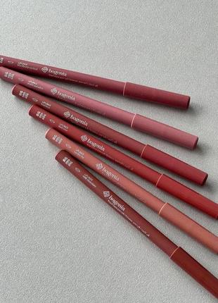 Карандаш для губ богения