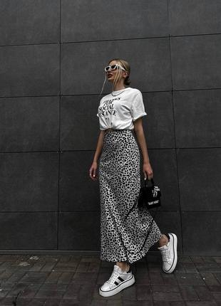 Трендовая юбка в леопардовый принт в черно-белом цвете.