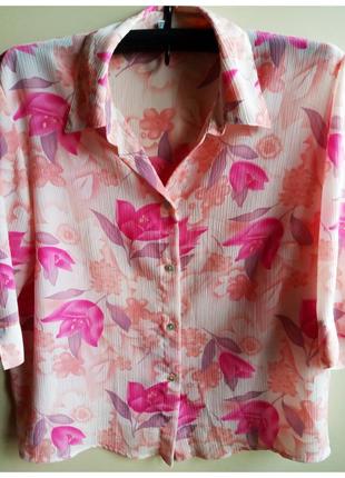 Блуза жіноча сорочка з квітами під шифон в рожевому кольорі. 
склад: 100%поліестер. 
ідеальний стан,без дефектів.