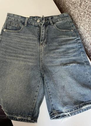 Нові джинсові бермуди з потертостями та розрізом на нозі