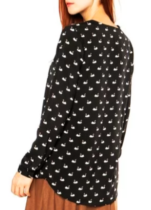 Блуза с круглым вырезом в принт лебеди с регулирующими рукавами10 фото