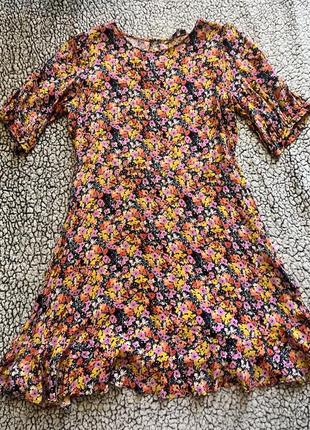 Сукня в яскравий квітковий принт