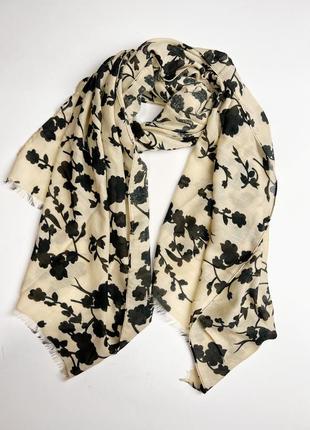 99-322п шарф черно-бежевый цветы one size