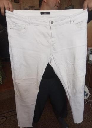 Белые джинсы с вышивкой стрейч большого размера.