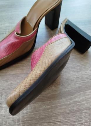 Кожаные мюли на каблуке с розовой вставкой3 фото