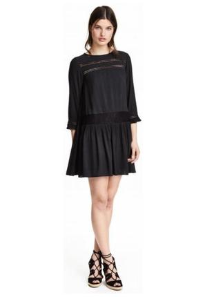 Черное платье мини h&m с кружевными вставками.