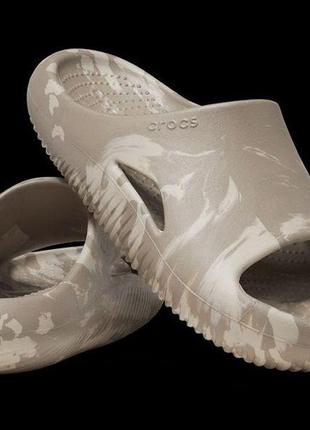 Crocs mellow marbled slide шлепанцы мужские крокс с мраморным принтом.2 фото