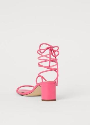 Стильні рожеві шкіряні босоніжки на невисокому каблуку з шнуровкою натуральні h&m 40/262 фото