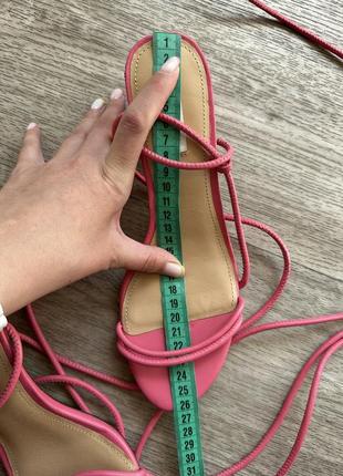 Стильні рожеві шкіряні босоніжки на невисокому каблуку з шнуровкою натуральні h&m 40/263 фото
