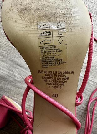 Стильні рожеві шкіряні босоніжки на невисокому каблуку з шнуровкою натуральні h&m 40/264 фото