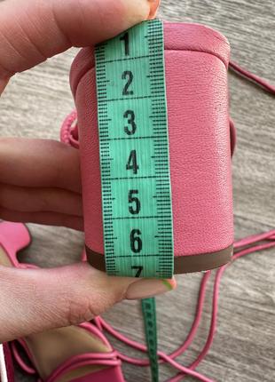 Стильні рожеві шкіряні босоніжки на невисокому каблуку з шнуровкою натуральні h&m 40/265 фото
