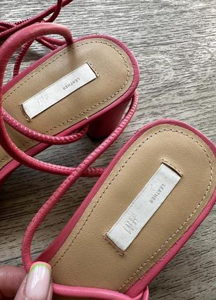 Стильні рожеві шкіряні босоніжки на невисокому каблуку з шнуровкою натуральні h&m 40/267 фото