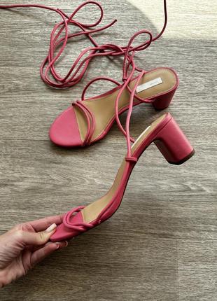 Стильні рожеві шкіряні босоніжки на невисокому каблуку з шнуровкою натуральні h&m 40/268 фото