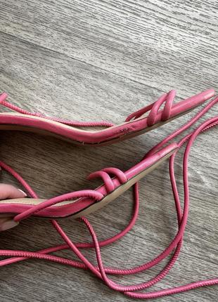 Стильні рожеві шкіряні босоніжки на невисокому каблуку з шнуровкою натуральні h&m 40/269 фото