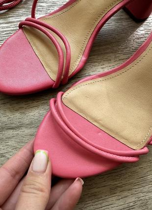 Стильні рожеві шкіряні босоніжки на невисокому каблуку з шнуровкою натуральні h&m 40/2610 фото