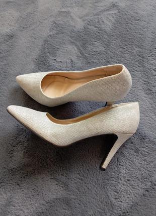 Срібні туфлі класичні