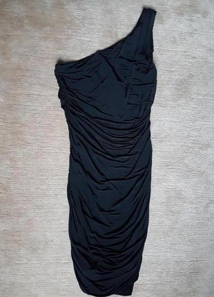 Черное платье через плечи