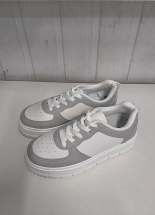Кроссовки женские белые с серыми полосками, на шнурках.и-5662.
размеры:36-40.цена-1400грн
