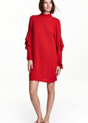 Красное платье h&m с воланами.