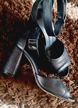 Шикарні босоніжки.