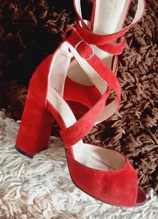 Червоні замкові босоніжки.