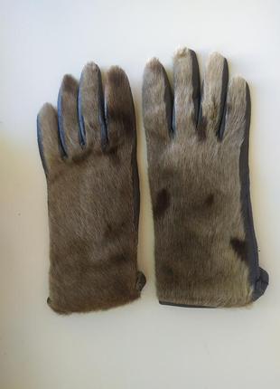 Кожаные перчатки с мехом нерпы. новые