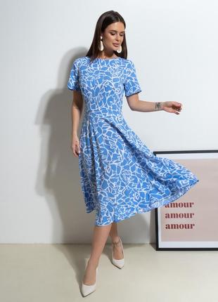 Голубое приталенное платье с принтом1 фото