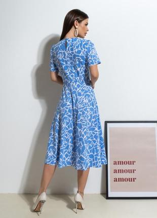 Голубое приталенное платье с принтом3 фото