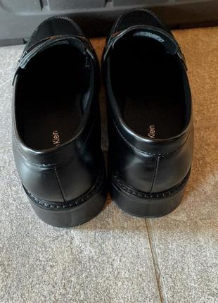 Женские черные кожаные лоферы rubber sole loafer w/hw 396 фото