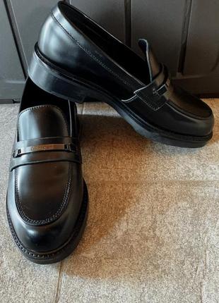 Женские черные кожаные лоферы rubber sole loafer w/hw 394 фото