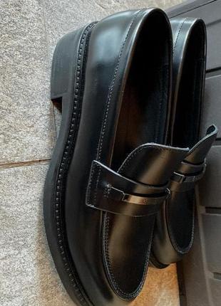 Женские черные кожаные лоферы rubber sole loafer w/hw 395 фото