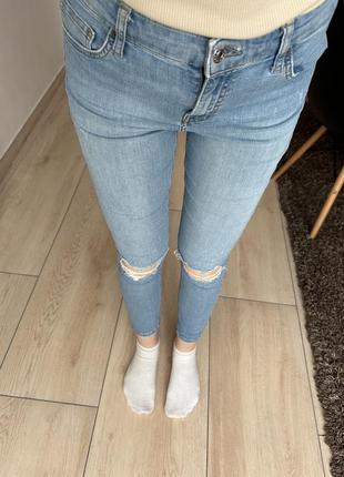 Джинси жіночі голубі скінні з порваними колінами