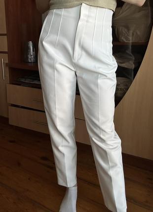 Білі брюки від zara