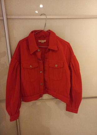 Куртка джинсова червона.