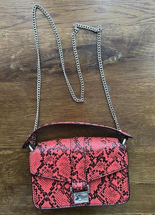 Красная сумка в принт zara