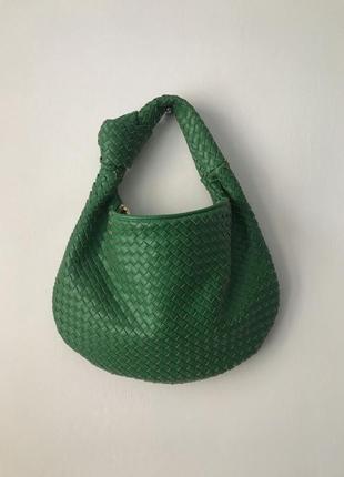 Сочно-зеленая сумка из фактурной кожи melie bianco зеленая сумка полумесяц bottega veneta jodie