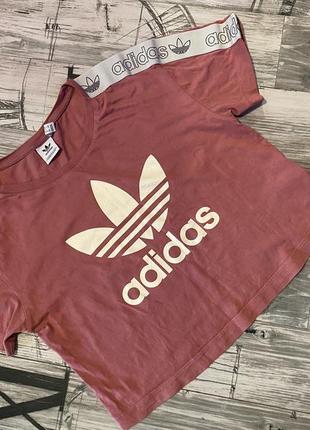 Топ adidas на лампасах