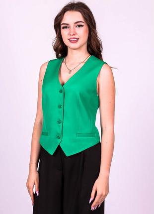 Жилетка костюмная женская зеленая модная демисезонная креп с пуговицами и карманами короткая актуаль 006, 482 фото