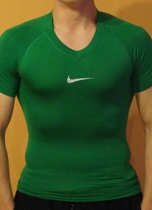 Чоловіча зелена спортивна безшовна футболка від nike pro