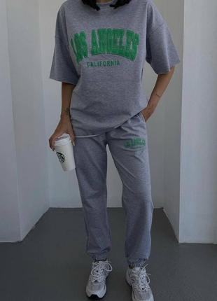 Спортивный костюм с принтом нашивкой лос анджелес los angeles футболка свободная брюки джоггеры комплект черный бежевый зеленый серый трендовый стильный4 фото