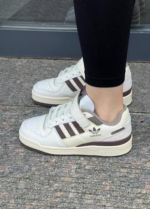 Женские кроссовки adidas forum 84 low brown адидас форум коричневого цвета