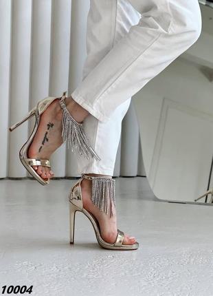Золотые женские босоножки на шпильке каблука с серебряными цепочками7 фото