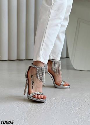 Серебряные женские босоножки на заколке каблуке с серебряными цепочками цепочками3 фото
