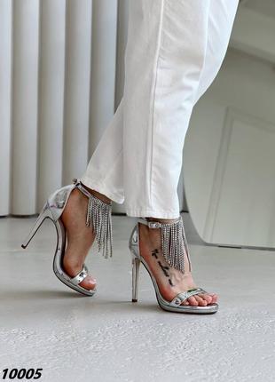 Серебряные женские босоножки на заколке каблуке с серебряными цепочками цепочками4 фото